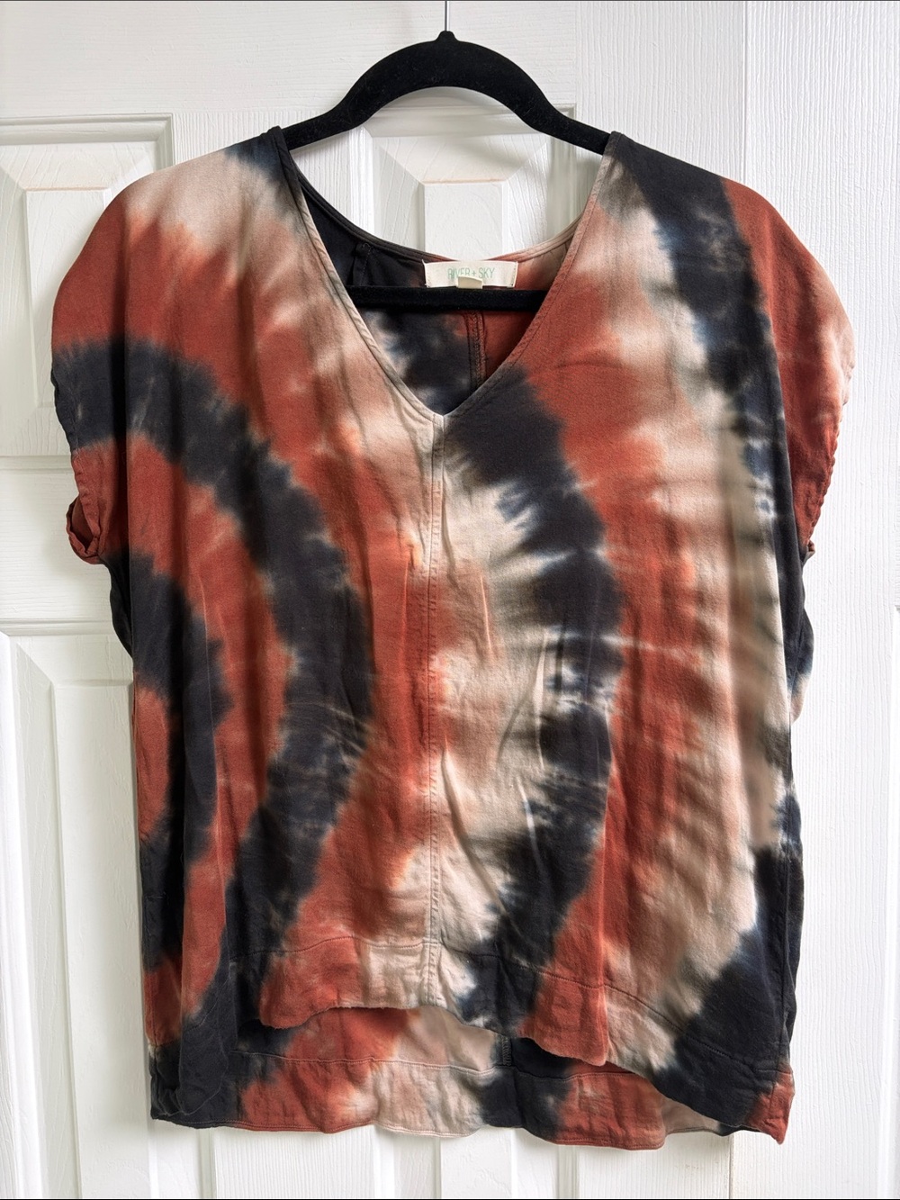 River + Sky Brown, Black & Cream V-Neck Tie-Dye Tunic. SOFT!🤎